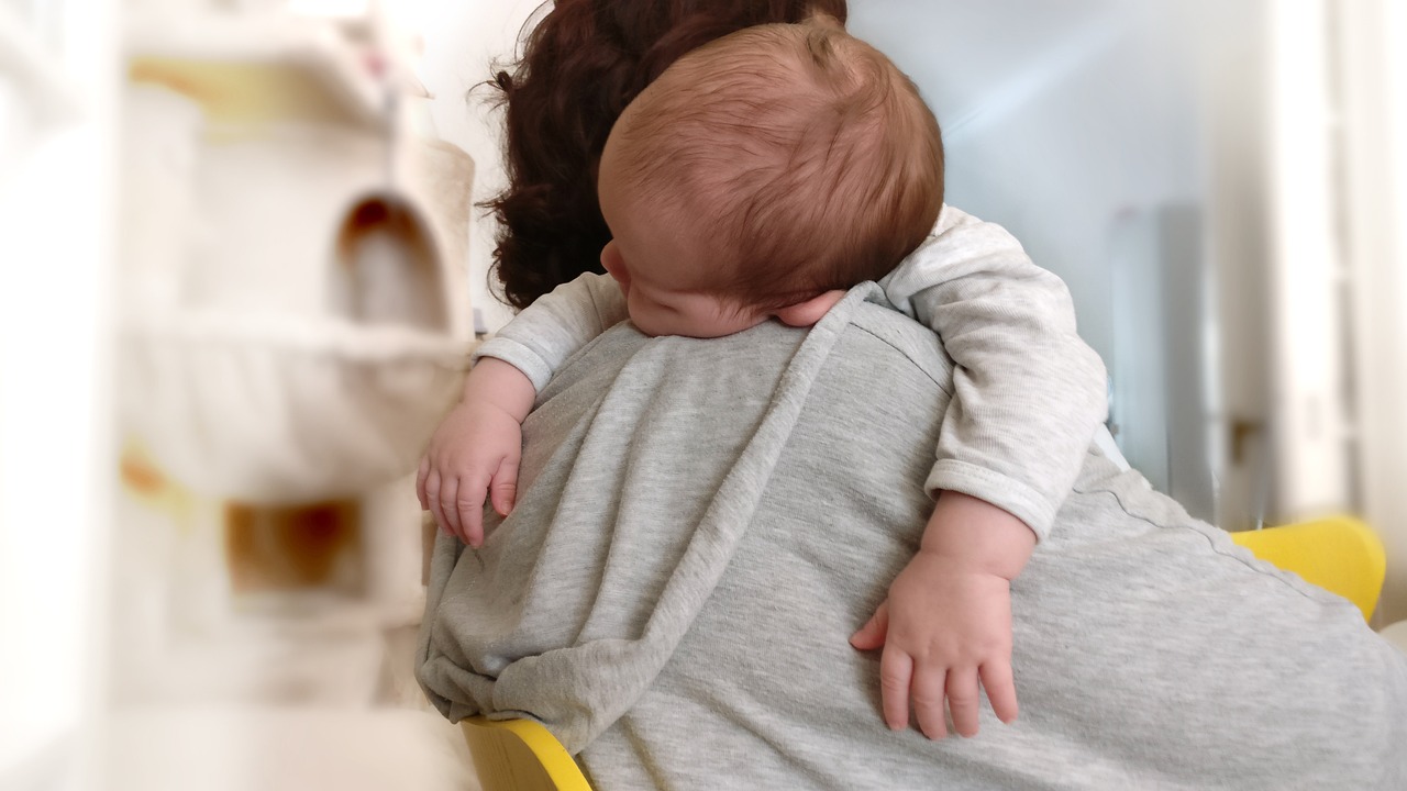 4个月孕妈供卵生的宝宝手凉是冷吗（四个月孕妈供卵生的宝宝手冷的怎么回事）