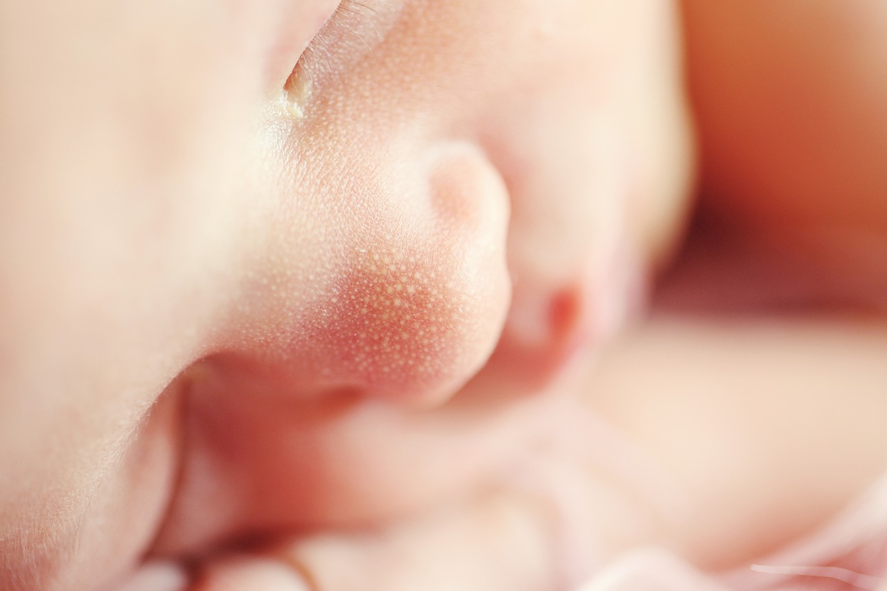 孕妈供卵生的宝宝口腔里有白点（孕妈供卵生的宝宝口腔里有白点是怎么回事）